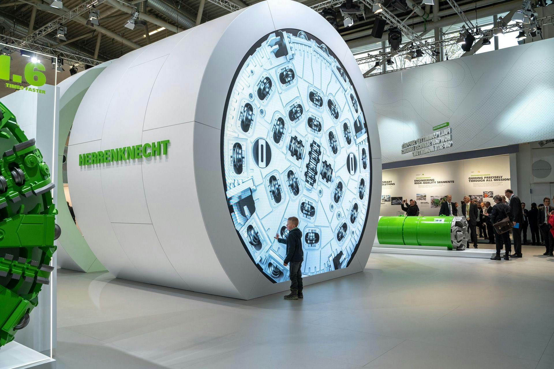 Round screen as a tunnel drill on the exhibition stand