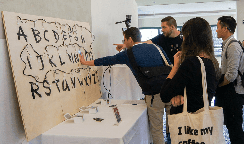 Person hält die Hand an einen Buchstaben