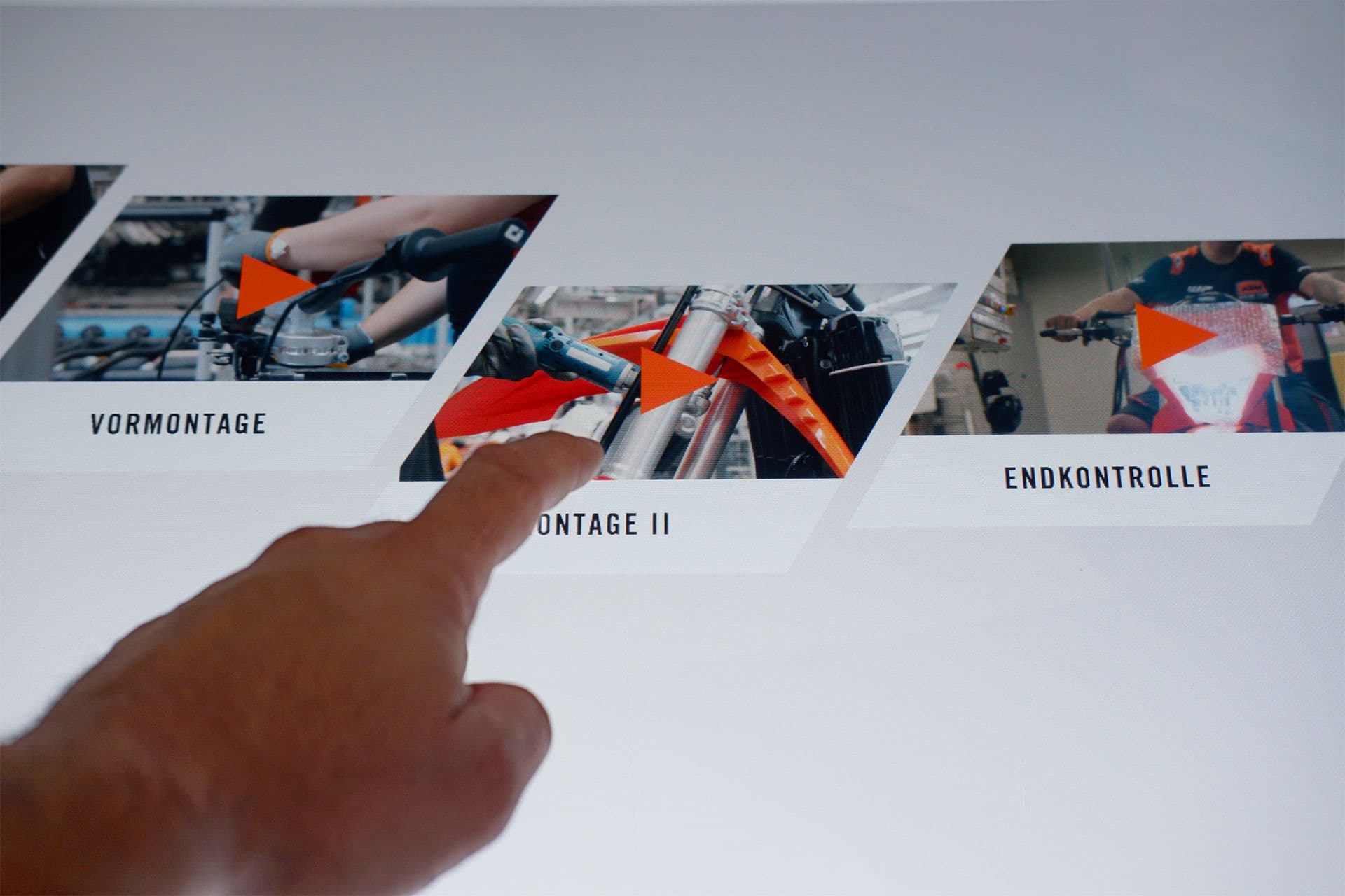 Detailaufnahme der Hand in Interaktion: Touch-Geste auf eines der UI-Elemente