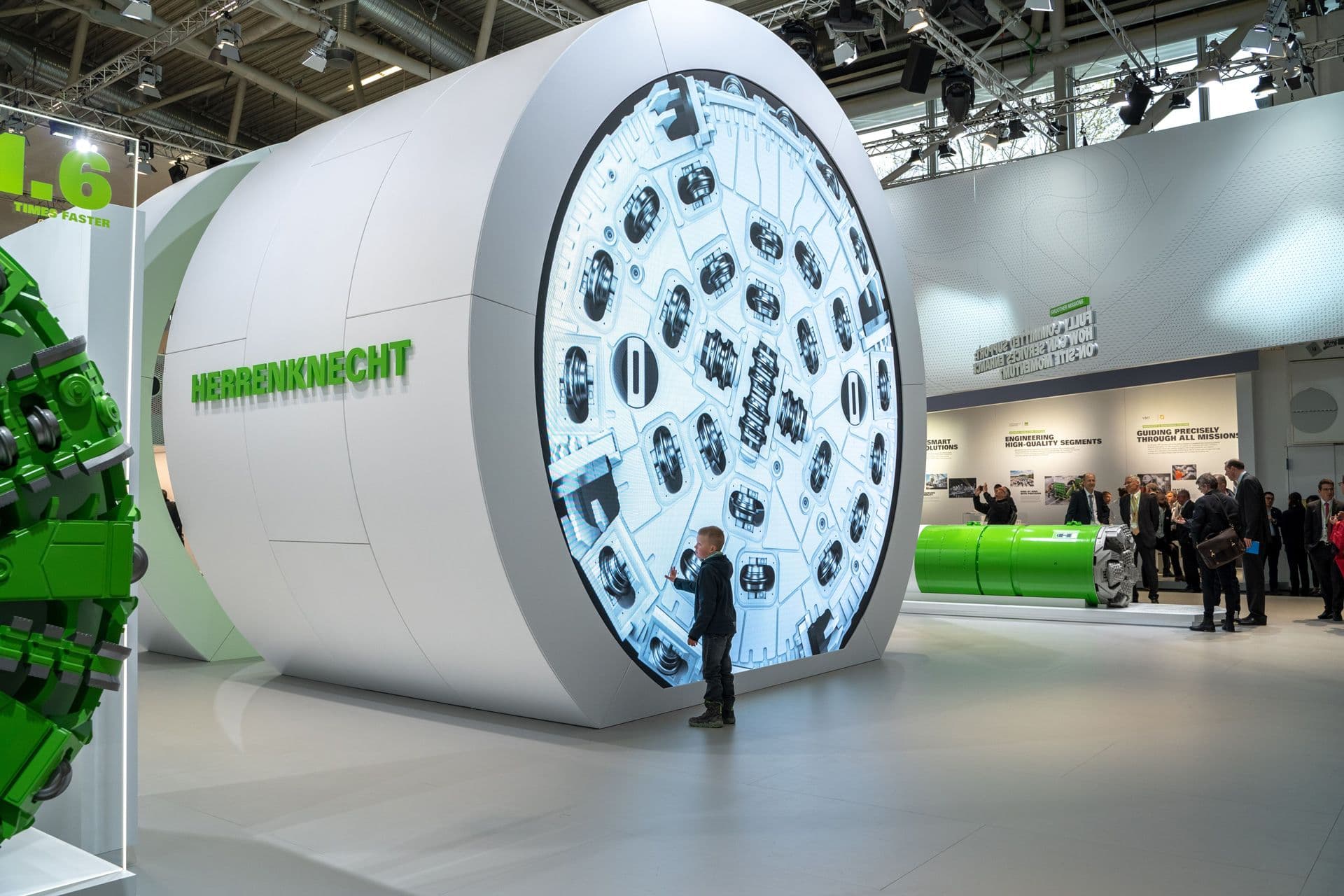 Runder Screen als Tunnelbohrer auf dem Messestand