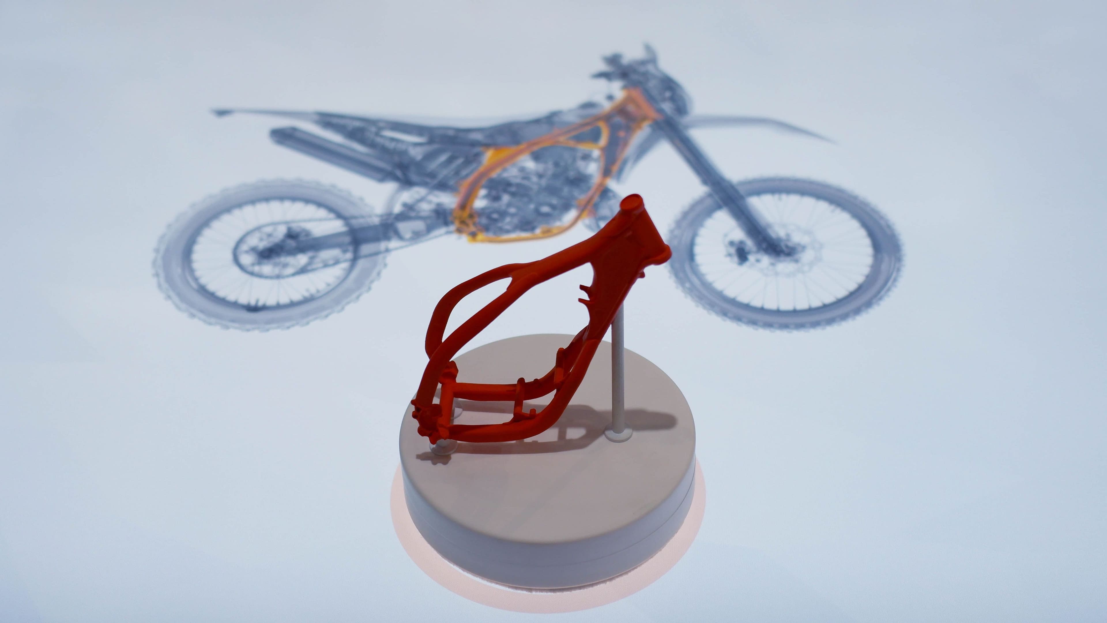 Ein Token mit dem Motorradrahmen steht auf dem Bilschirm, auf dem Bildschirm dreht sich das Motorradmodell, in dem der Rahmen farblich hervorgehoben ist.