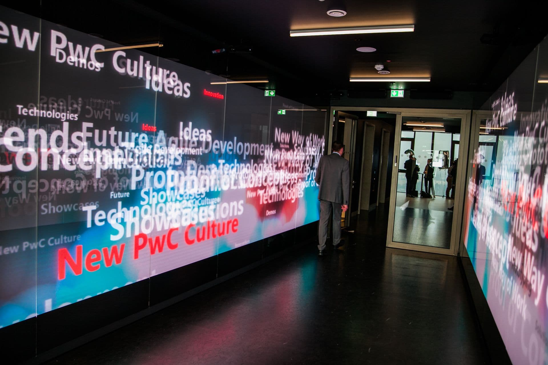 PWC Tunnel mit Typografie